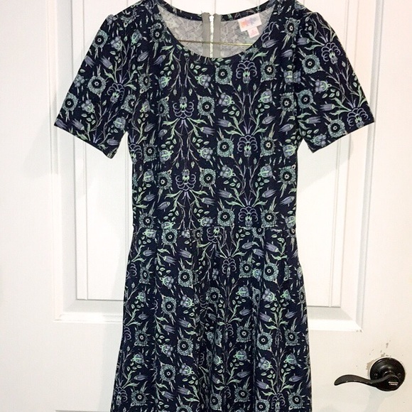 LuLaRoe Dresses & Skirts - Like new Floral Lularoe Amelia - Small